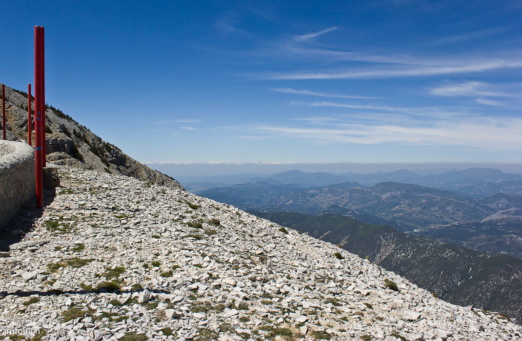 ventoux-011-2.jpg - Vue vers l'Est depuis le sommet