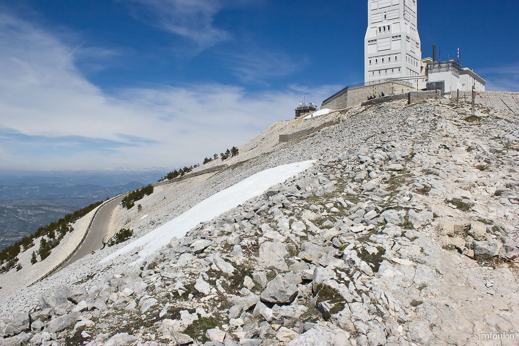 ventoux-023-2.jpg - Quittons la tour pour nous rendre à la chapelle Sainte-Croix