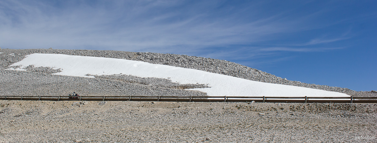 ventoux-037-2.jpg - Motard et névé à l'adret du Ventoux