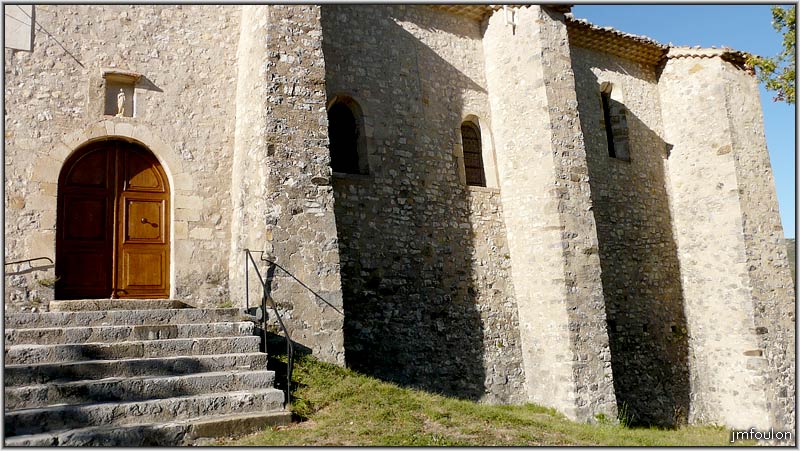 eglise-03web.jpg - Trois contreforts imposants sont répartis sur cette façade. Entre chacun d'eux des ouvertures à bonne hauteur.