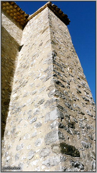 eglise-07web.jpg - Détail d'un des contreforts