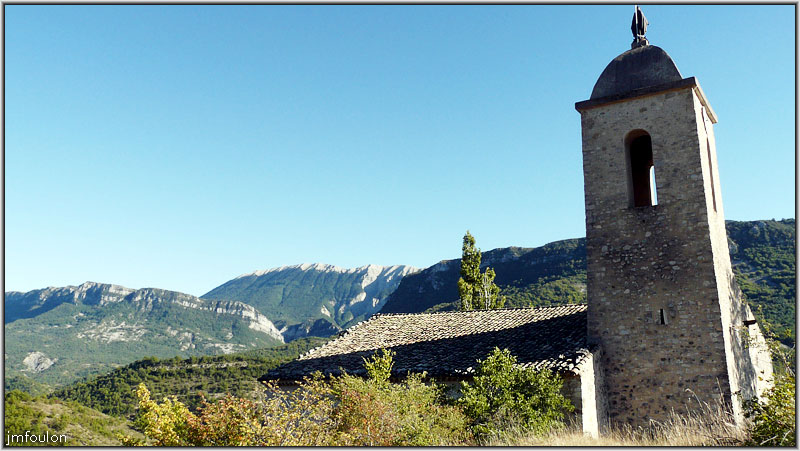 eglise-13web.jpg - Vue sur la face nord du clocher. Au loin les crêtes et le sommet de Lure (1826 m)