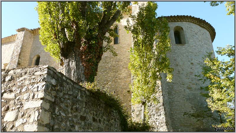 eglise-16web.jpg - Vue sur une partie de la façade sud et l'abside au sud-est