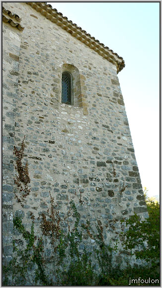 eglise-20web.jpg - Autre vue sur la partie nord du pignon sud-est. On remarquera le fruit important à l'angle