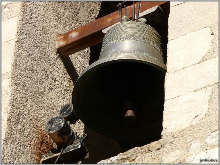 eglise-23web.jpg - L'une des deux cloches (est). Elle sonne les heures pour le nouveau village en bas