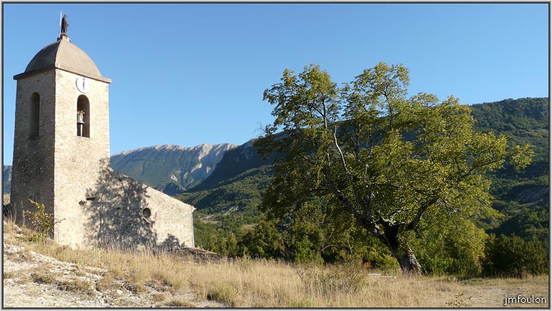 eglise-31web.jpg - Vue sur le clocher, Lure et le Pousterlon. A droite, un énorme tilleul