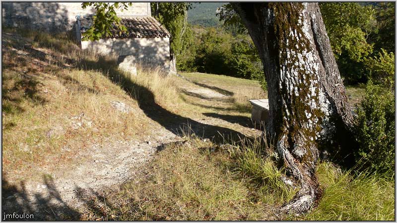 eglise-33web.jpg - Au pied du tilleul