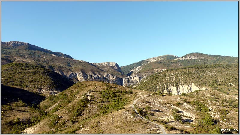 eglise-36web.jpg - Vue vers le nord.  Au centre la faille de "sous les roches" A gauche Mtg de Mare et au loin la crête de l'Ane (1615 m)
