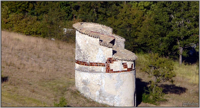 pigeonnier-web.jpg - Pigeonnier du Haut Grand Champ (XVIIème siècle) situé à 600 m environ au nord-est de l'église. Pris au zoom depuis la croix ... Et voila !