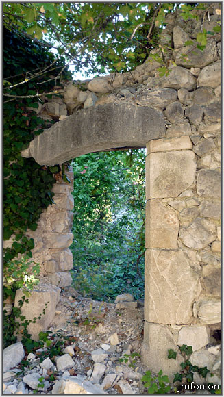 vx-village-02web.jpg - Une des deux seuls linteaux encore debout dans ce village ruiné et au 3/4 sous la végétation