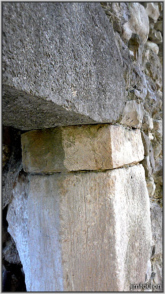 vx-village-04web.jpg - Détail de la jonction du jambage droit au linteau