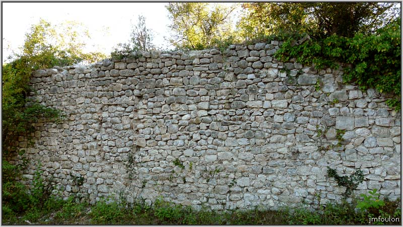 vx-village-05web.jpg - Vestige d'un long mur sur lequel on voit une ouverture murée. Il pourrait s'agir des ruines d'un château, mais les infos sur le patrimoine de St VIncent sur Jabron sont si maîgres qu'il est difficile d'affirmer quoi que ce soit !