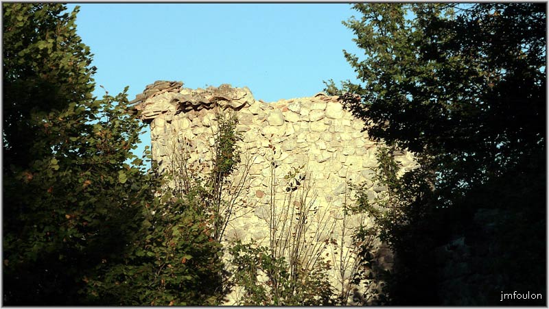 vx-village-07web.jpg - Reste d'une tour au nord-est du village