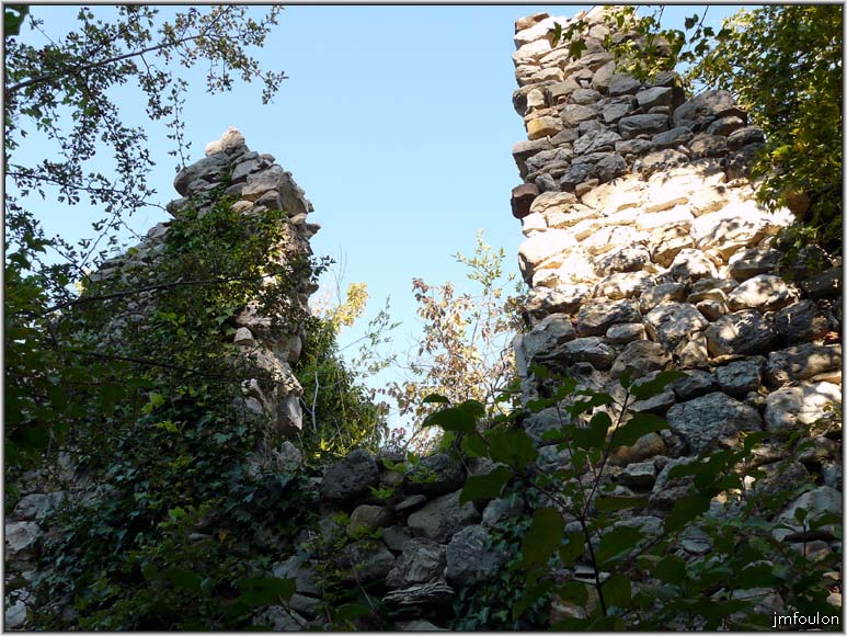 vx-village-08web.jpg - Façade et vestiges de ce qui fût une fenêtre ou une fainière, qui sait encore ?!