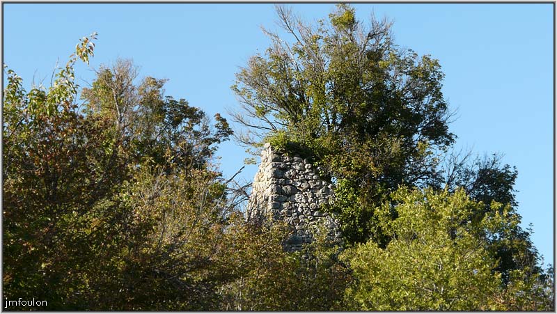 vx-village-12web.jpg - Ici la végétation a repris ses droits