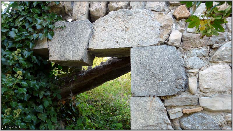 vx-village-28web.jpg - On voit bien ici les traces de bouchardage (la multitude de petits points sur la pierre)