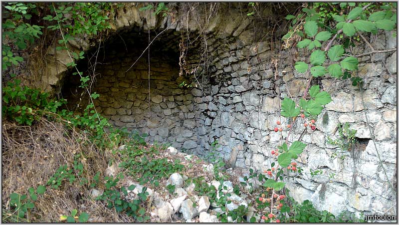 vx-village-30web.jpg - Une partie de voute encore debout dans cette ruine