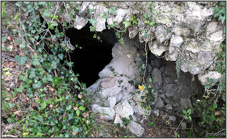 vx-village-33web.jpg - Ici, sous cette voute se trouve un puit encore empli d'eau de nos jours