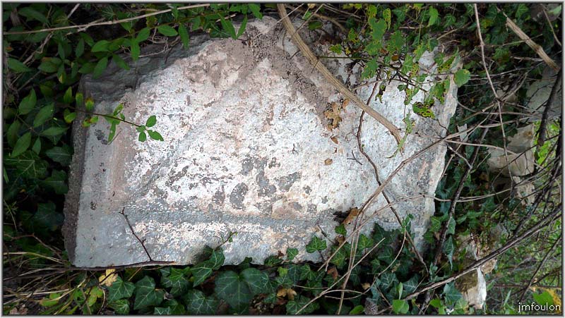 vx-village-34web.jpg - Reste d'une pile, la pile est une sorte d'évier taillé ou l'eau s'écoulait dans des fentes en pente suivant le principe des eyguiers