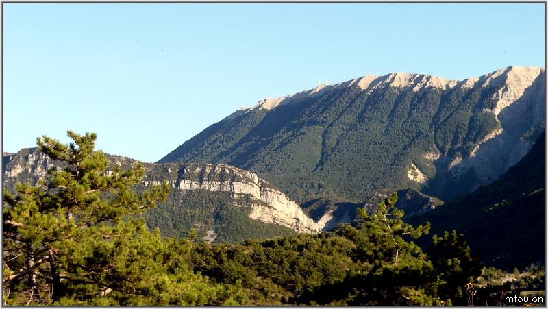 vx-village-42web.jpg - Vue vers le sud-est. Au 1er plan Boudeichard (1321 m) Au loin le sommet de Lure (1826 m)