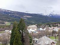 Jausiers  Vue vers le Sud - De magnifiques séquoias devant cette villa mexicaine