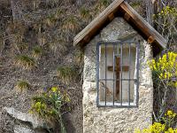 Jausiers  Le chemin de croix - Un des oratoires. Ils sont tous parés d'une simple croix de bois