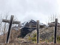 Jausiers  Croix de bois dans le cimetière