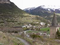 Jausiers  Autre vue sur le quartier du Planet. Au loin, le château des Magnans construit entre 1903 et 1914 par Louis Fortoul à son retour du Mexique à Jausiers