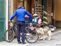 Jausiers  Un papa son enfant et son chien devant l'épicerie du village