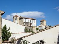 La Bastide des Jourdans  Le château - Il reste aujourd'hui des fortifications et un donjon carré.  ...