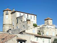 La Bastide des Jourdans  Le château -  Délaissé par la suite, il est racheté et restauré par un peintre à qui l'on doit l'ajout d'un corps de bâtiment qui vient s'appuyer sur le mur d'enceinte ...