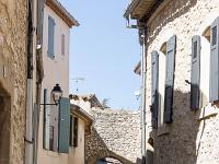 La Bastide des Jourdans  La porte et la rue de Fiol, vestige du rempart ...