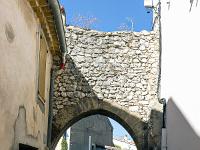 La Bastide des Jourdans  La porte de Fiol, vestige du rempart ...