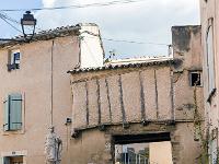 La Bastide des Jourdans  Passage couvert surmonté des vestiges d'une maison à colombages et fontaine de la Jeanne ...
