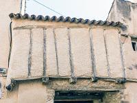 La Bastide des Jourdans  Passage couvert surmonté des vestiges d'une maison à colombages ...