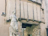 La Bastide des Jourdans  Cette fontaine dite de la Jeanne, érigée vers 1793, provient sûrement des jardins du château de la Bastide des Jourdans ...