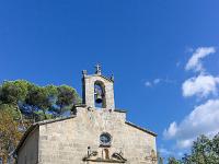 La Bastide des Jourdans  Chapelle Notre-Dame de Consolation. Elle apparaît dans l’histoire vers 1520, puis vandalisée, elle sera rebâtie en 1650. Sur le parvis, le calvaire date également du XVIIIe ...