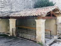 La Bastide des Jourdans  Le lavoir de la Fontaine Basse - Il possède trois bassins, bancs de battage et barre d’étendage et date de 1558 ...