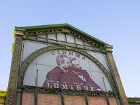 La Ciotat  La famille Lumière possédait une résidence à La Ciotat. Un film "L'arrivée du train en gare de La Ciotat" à été réalisé par Louis Lumière en 1895 à La Ciotat