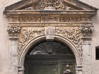 La Ciotat  Porte de l'ancien hôtel de Grimaldi-Régusse (1ère moitié 17e siècle)