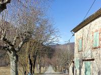 Lachau  La route pour arriver à Lachau depuis la D 542 qui longe la Méouge entre Châteauneuf de Chabre et Séderon