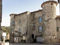 Lachau  Le château (Sud) - Il était la propriété des La Tour-Gouvernet jusqu'à la Révolution Française. Il s'agit d'un relais de chasse construit au XVe siècle, et remanié au XVIIIe siècle.