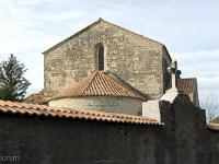 ND de Calma  Son architecture extérieure est d’une régularité parfaite. Sa nef en berceau, haute de 13,50 mètres, son transept, son abside et ses absidioles, tout s’accorde, tout s’harmonise pour en faire un monument admirable.
