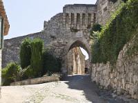 lacoste-006-2  Lacoste - Une des entrées de la ville médiévale fortifiée. Le Portail de la Garde