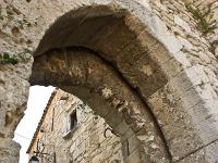 lacoste-007-2  Lacoste - Une des entrées de la ville médiévale fortifiée. Portail de la Garde