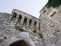 lacoste-008-2  Lacoste - Une des entrées de la ville médiévale fortifiée. Portail de la Garde. Les machicoulis sont encore en place