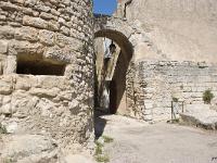 lacoste-010-2  Lacoste - Encore un porte au Sud. A gauche de celle-ci se trouvent les vestiges des remparts et d'un tour