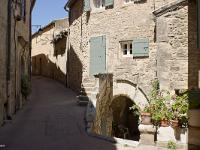 lacoste-019-2  Lacoste - Rue et porte en plein cintre ornée d'une frise