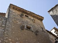 lacoste-029-2  Lacoste - Ouvertures et corbeaux. Remarquez la génoise en pierres plates