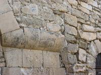 lacoste-044-2  Lacoste - Détail du pied droit du grand arc vu précédemment